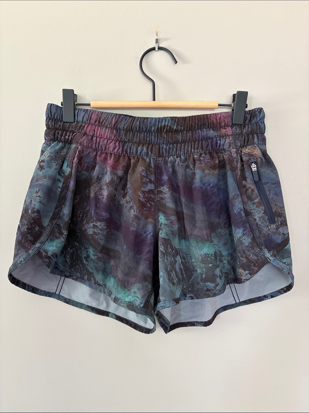 Lululemon Tracker Short V 4” Radiant Multi Size 8 Athletic Running Gym Sports